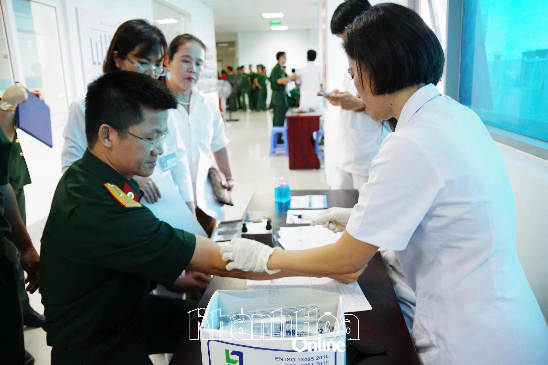 Kiểm tra sức khoẻ cho người tham gia hiến máu tình nguyện 