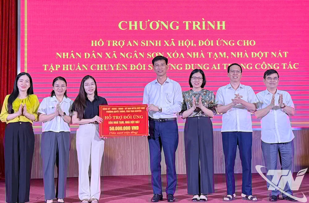 Lãnh đạo phường Quyết Thắng trao 50 triệu đồng hỗ trợ xã Ngân Sơn xóa nhà tạm, dột nát