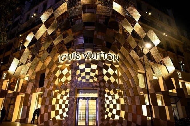 Một cửa hàng Louis Vuitton của tập đoàn LVMH ở Paris, Pháp. Ảnh: Getty Images/TTXVN
