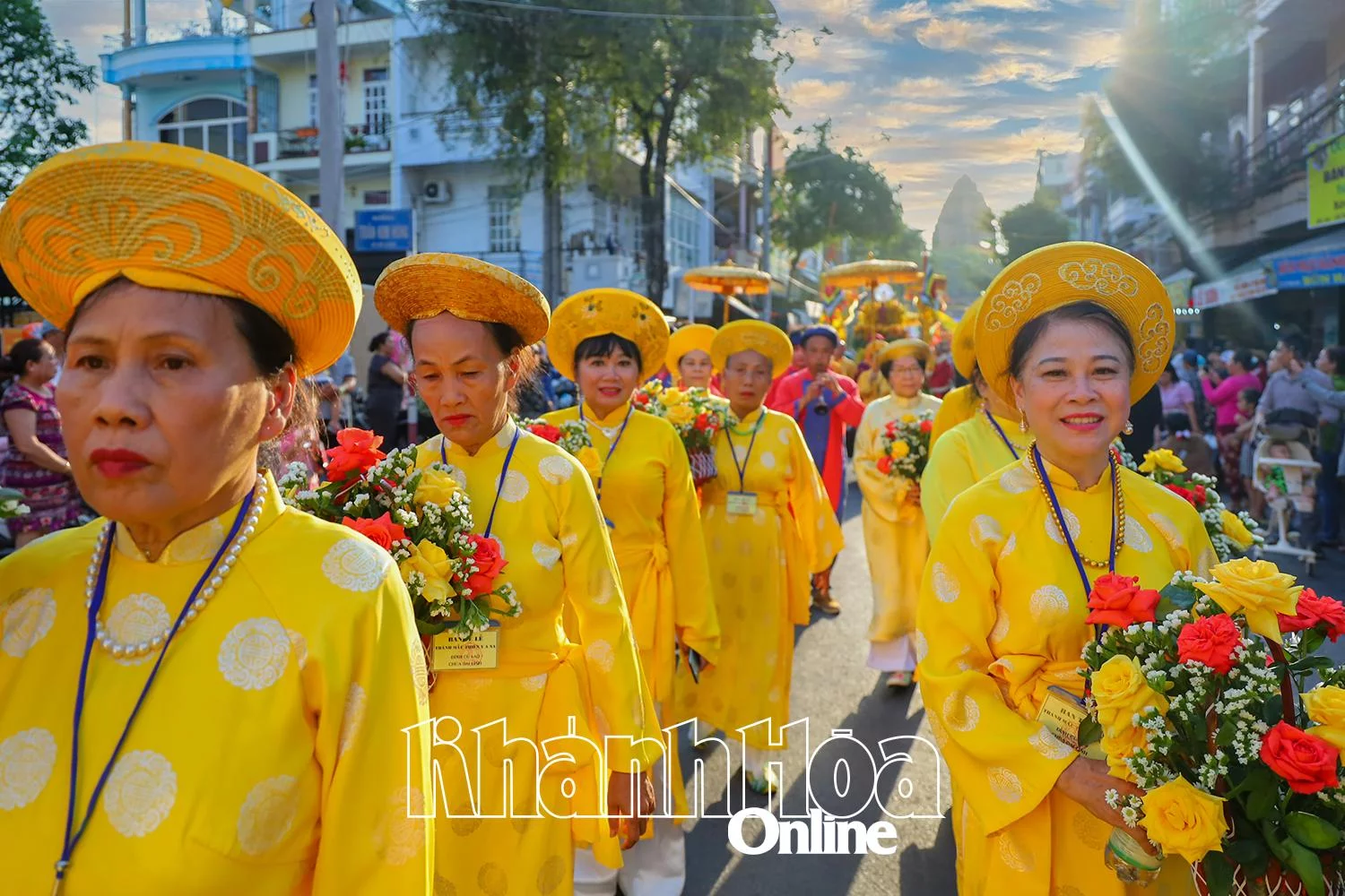 ប្រជាជន និងអ្នកធ្វើធម្មយាត្រាចូលរួមក្នុងពិធីបុណ្យ Po Nagar Tower ។