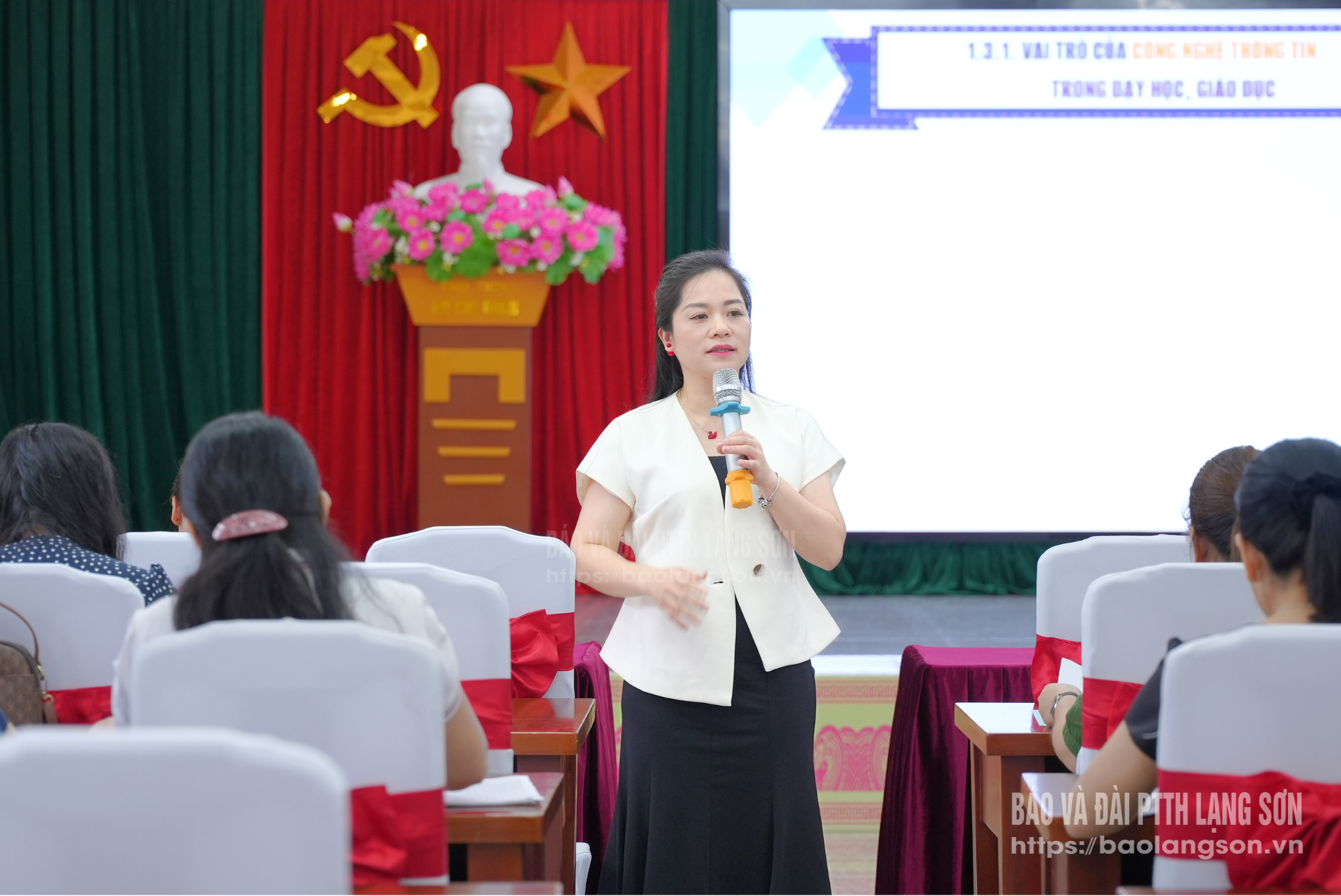 Giảng viên truyền đạt nội dung tại lớp bồi dưỡng bộ môn Lịch Sử cấp Trung học cơ sở