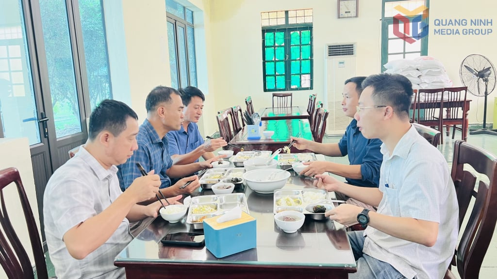 Ăn cơm ca của người lao động tại Công ty Công nghiệp hóa chất mỏ Việt Bắc (MICCO).