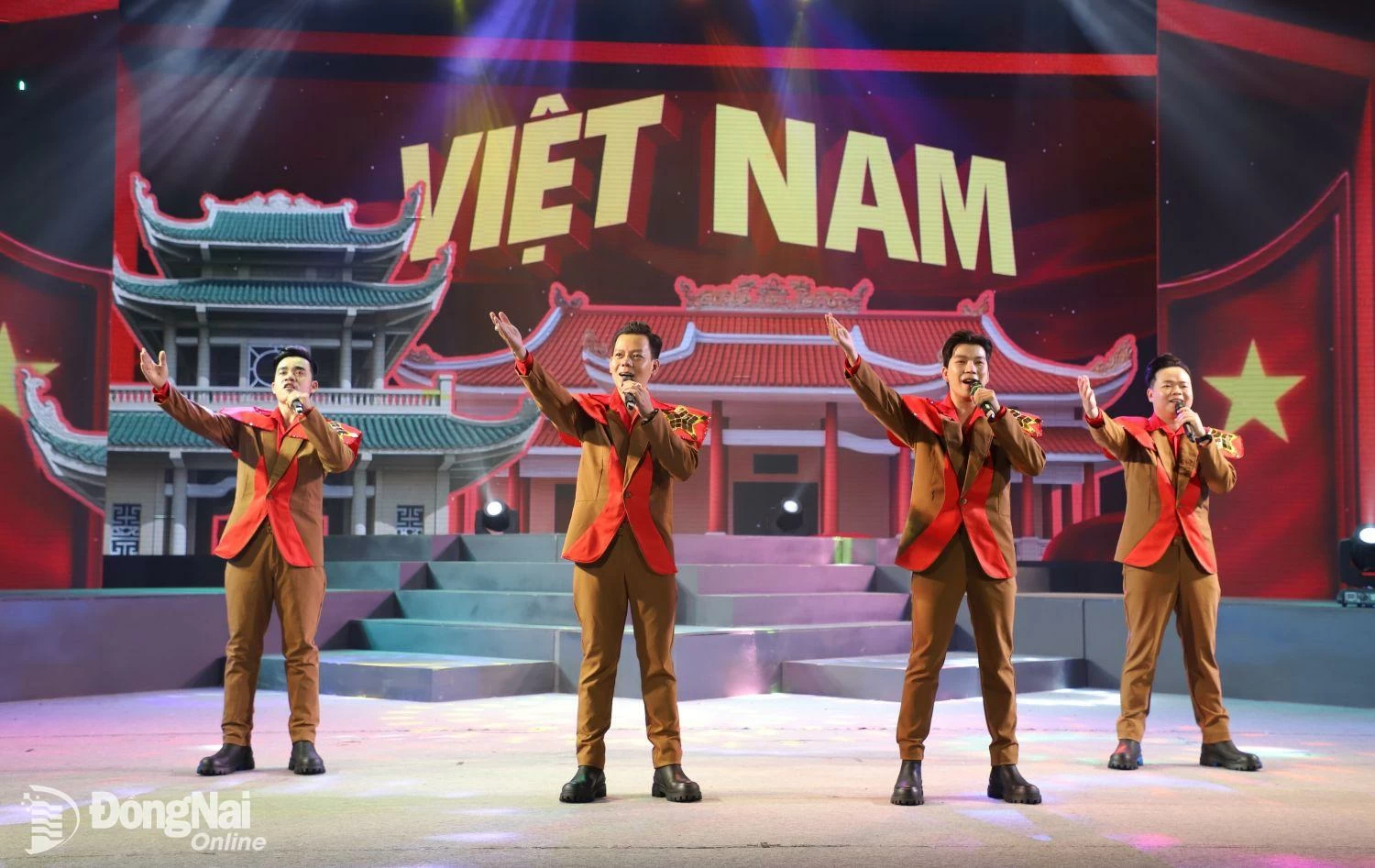 Tốp ca Việt Nam khát vọng rạng ngời. Ảnh: My Ny