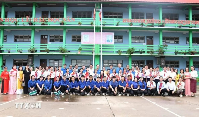 Các thầy cô giáo, các đại biểu và các thanh thiếu nhi hai nước Việt Nam-Lào chụp ảnh kỷ niệm. (Ảnh: Xuân Tú/TTXVN)