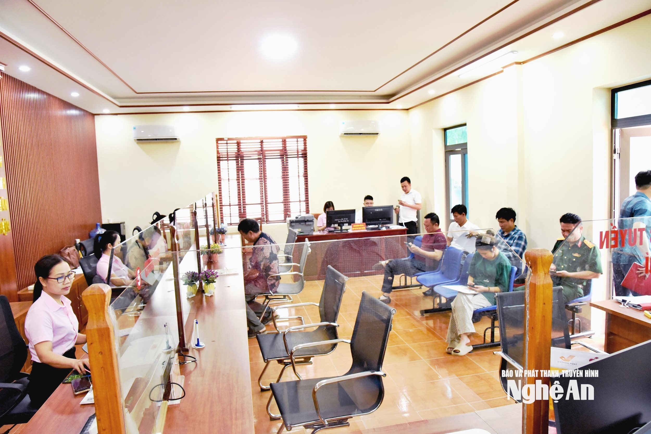 6793 Hoạt động tại Trung tâm HCC phường Vinh Hưng