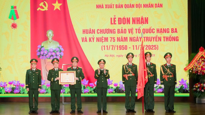 Đại diện tập thể Nhà xuất bản Quân đội nhân dân vinh dự đón nhận Huân chương Bảo vệ Tổ quốc hạng Ba.