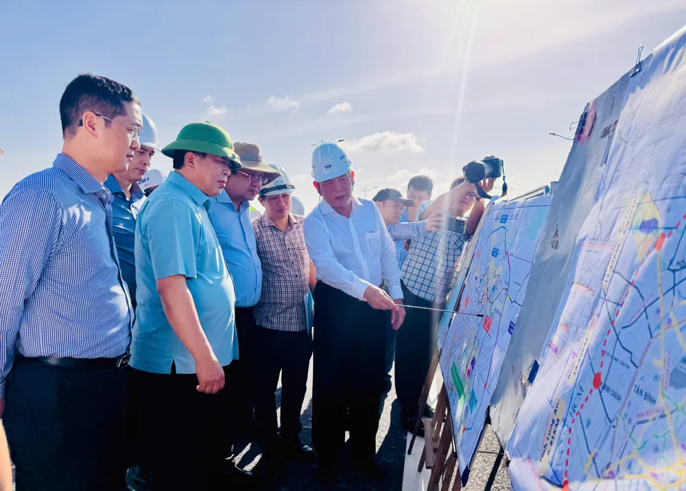bo-truong-tran-hong-minh-kiem-tra-vanh-dai-3-16-17522868519231574178689.jpg