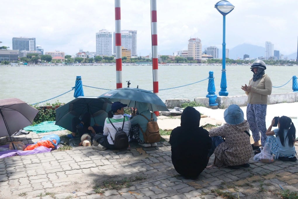Đi trước 10 tiếng đồng hồ để “xí” chỗ đẹp xem chung kết pháo hoa - 1