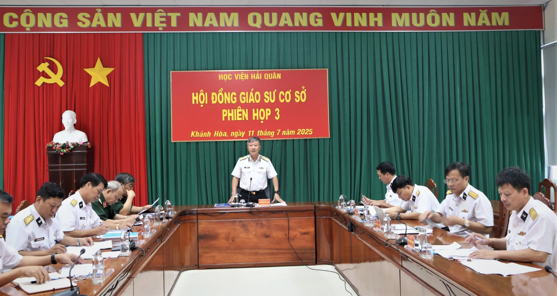 Quang cảnh một phiên họp