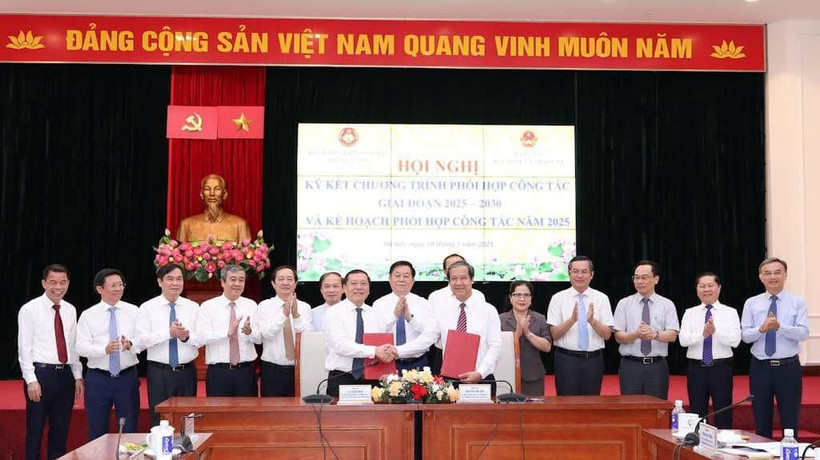 Leaders of the Central Propaganda and Mass Mobilization Commission and leaders of the Party Committee of the Ministry of Education and Training signed the Work Coordination Program for the period 2025-2030. (Photo: Tran Hiep)