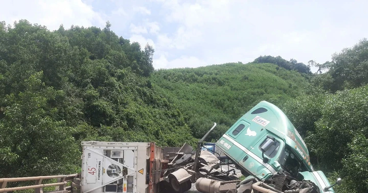 Container-LKW kippte um und blockierte Brücke auf dem National Highway 12A