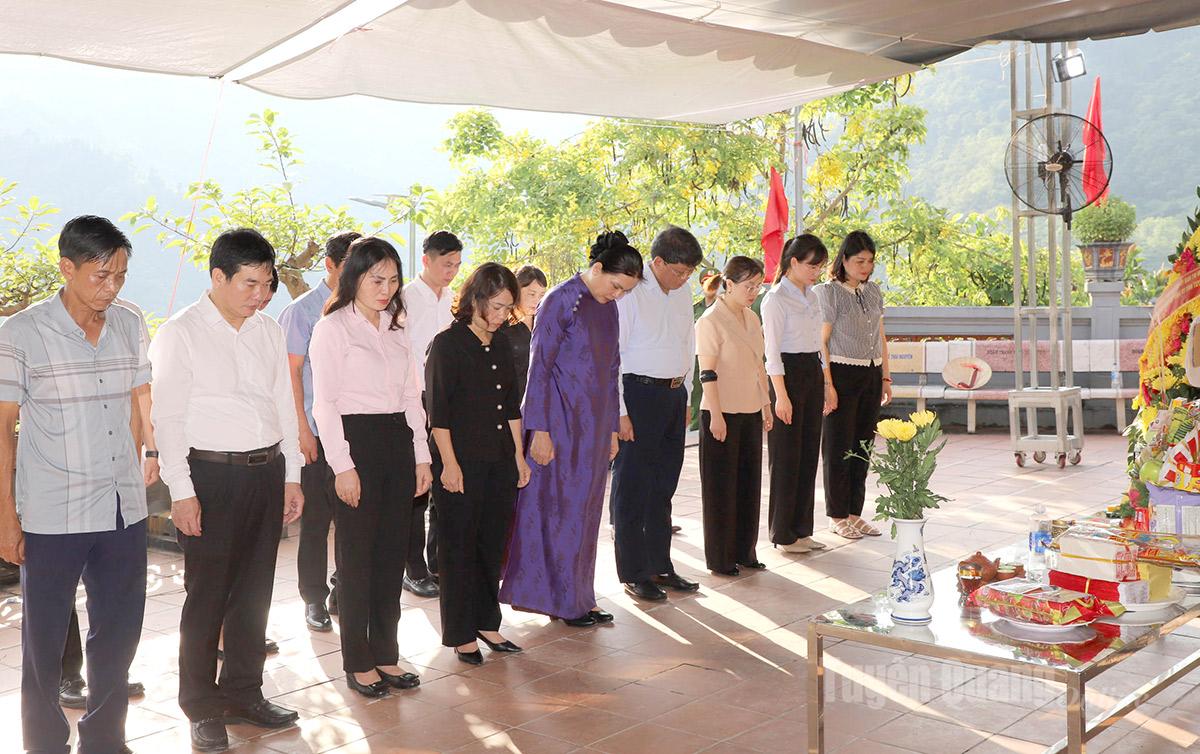 Phó Chủ tịch Ủy ban Trung ương MTTQ Việt Nam Hà Thị Nga và các đại biểu dành phút mặc niệm các Anh hùng liệt sỹ tại Đền thờ Điểm cao 468.