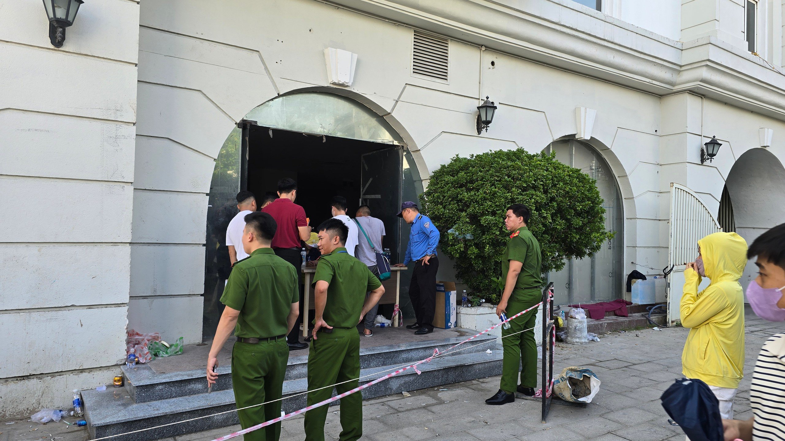 Clip: Vạ vật xếp hàng nộp hồ sơ mua nhà ở xã hội An Trung 2 - Ảnh 7.