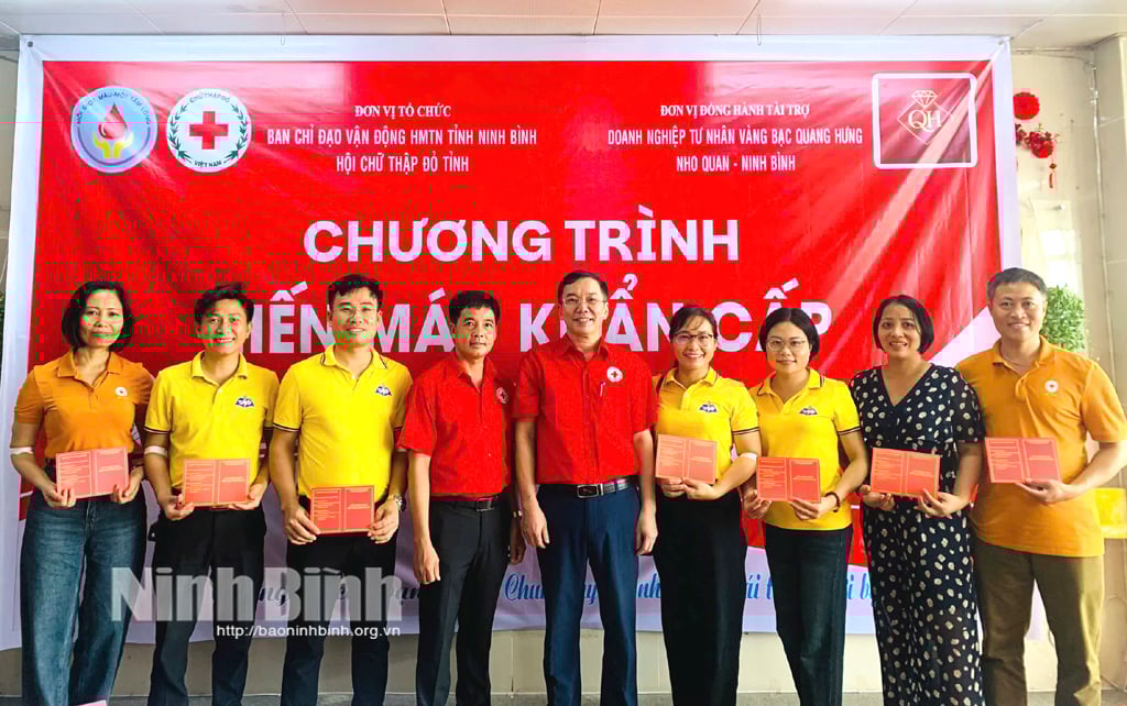 Các tình nguyện viên tích cực tham gia hiến máu tình nguyện.