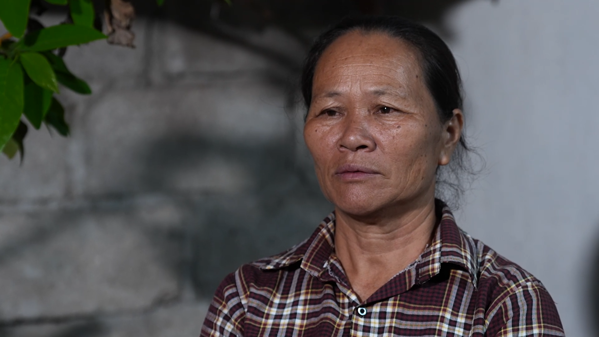 Bà Lành Thị Xuôi với ánh mắt hằn sâu lo toan, là chỗ dựa cuối cùng của hai đứa cháu thơ dại.