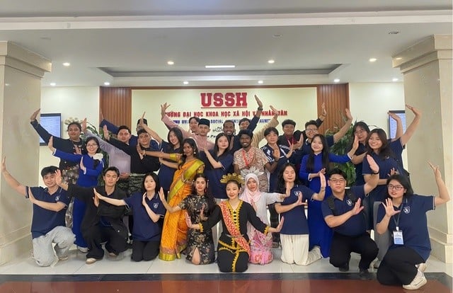 Câu lạc bộ English for Tourism trong công tác đón đoàn Giao lưu sinh viên quốc tế giữa Khoa Du lịch học, Trường ĐHKHXH&amp;NV với Trường Đại học Khoa học Quản lý (MSU, Malaysia).