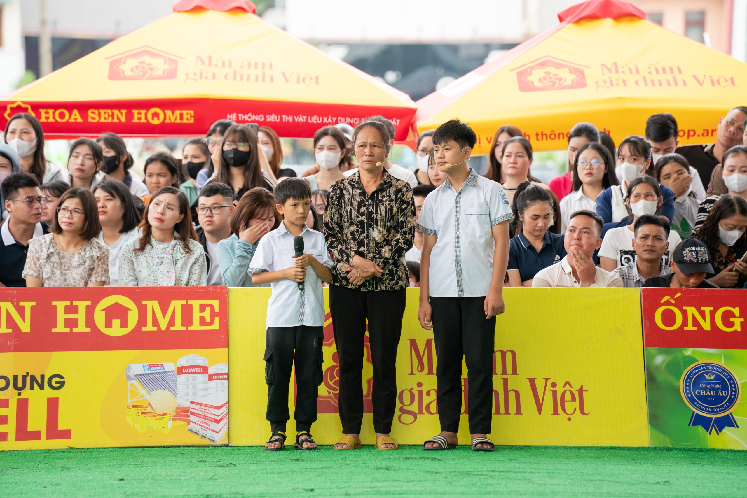 Hình ảnh Duy Quang thường xuyên gọi vào số điện thoại cũ của cha, một niềm hy vọng vô vọng nhưng đầy xót xa, khiến người chứng kiến không khỏi nghẹn ngào.