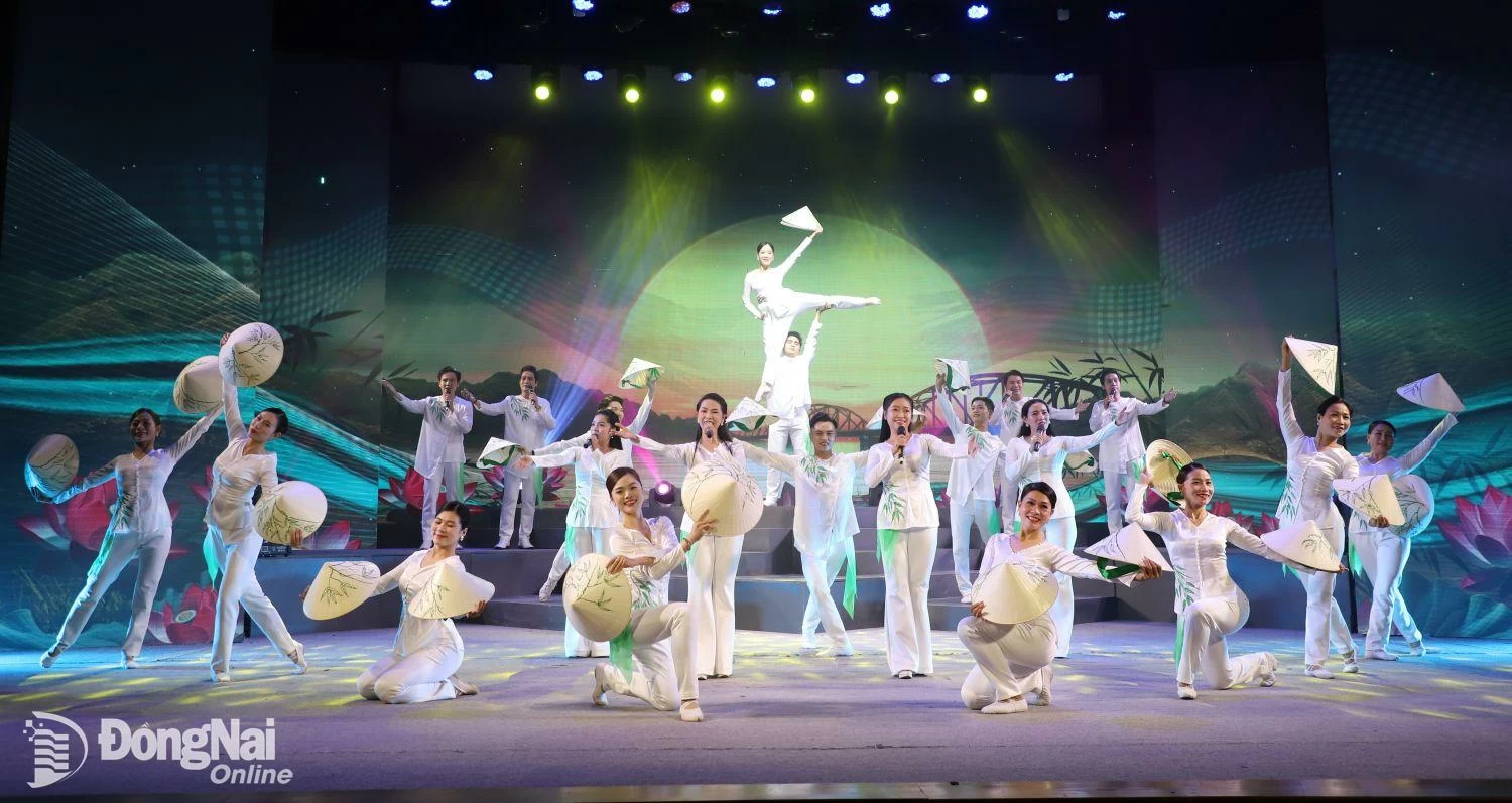 Ca múa Tuổi trẻ trong kỷ nguyên vươn mình. Ảnh: My Ny