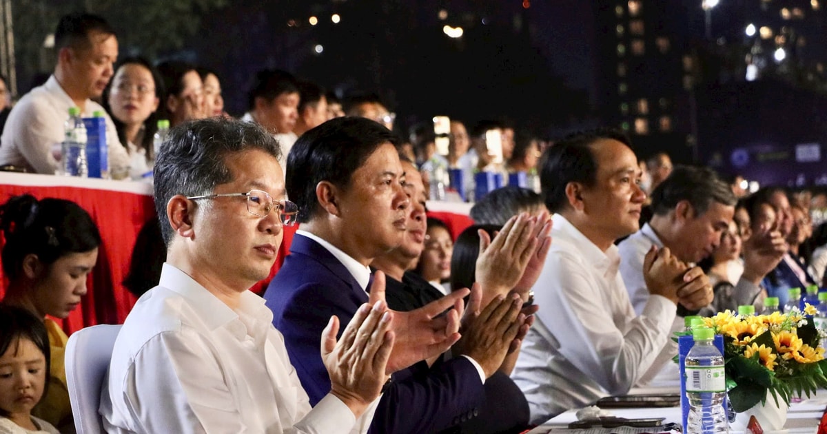 중앙 및 도시 지도자들이 2025년 다낭 국제 불꽃놀이 축제 마지막 밤에 참석했습니다.