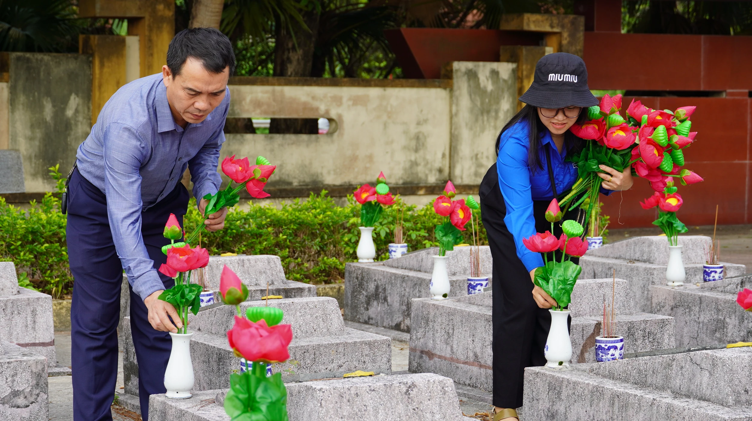 Tuổi trẻ Quảng Trị thay mới hơn 9.000 bông hoa ở phần mộ liệt sĩ
