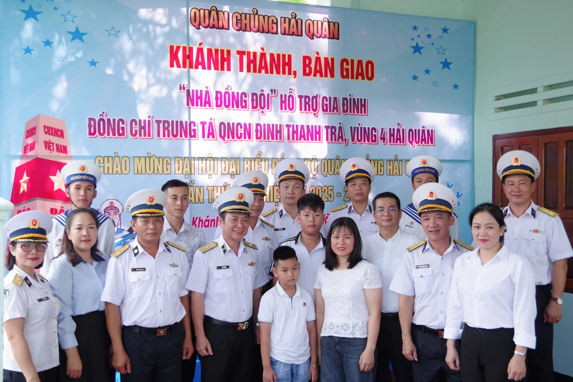 Các đại biểu chụp hình lưu niệm cùng gia đình quân nhân.