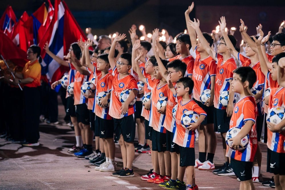 Từ những người không đứng giữa sân khấu: Câu chuyện phía sau đêm khai mạc giải bóng đá rực rỡ - ảnh 1