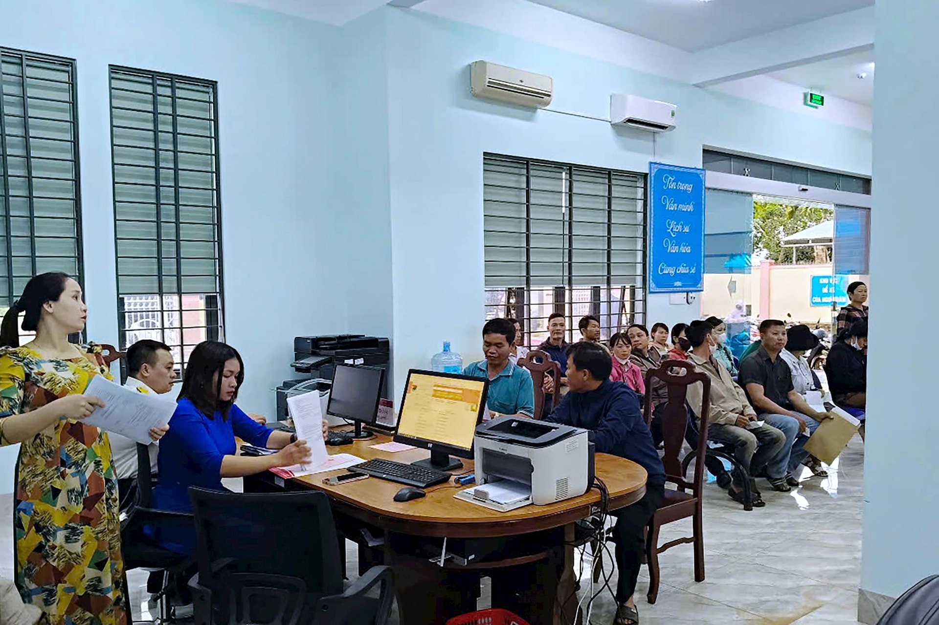 Người dân giải quyết thủ tục hành chính tại Trung tâm Hành chính công xã Đức An