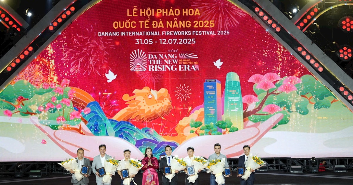 중앙 및 도시 지도자들이 2025년 다낭 국제 불꽃놀이 축제 마지막 밤에 참석했습니다.