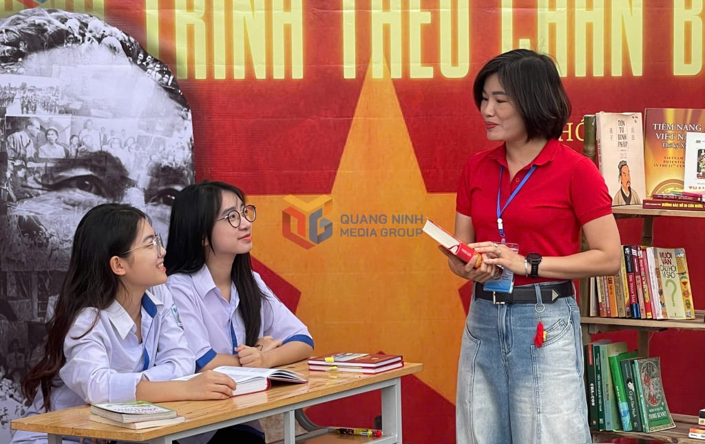  Trường THPT Hòn Gai (TP Hạ Long) tổ chức Ngày hội đọc sách với sự tham gia của hơn 1.000 học sinh các khối 10, 11, 12 cùng toàn thể giáo viên nhà trường. 