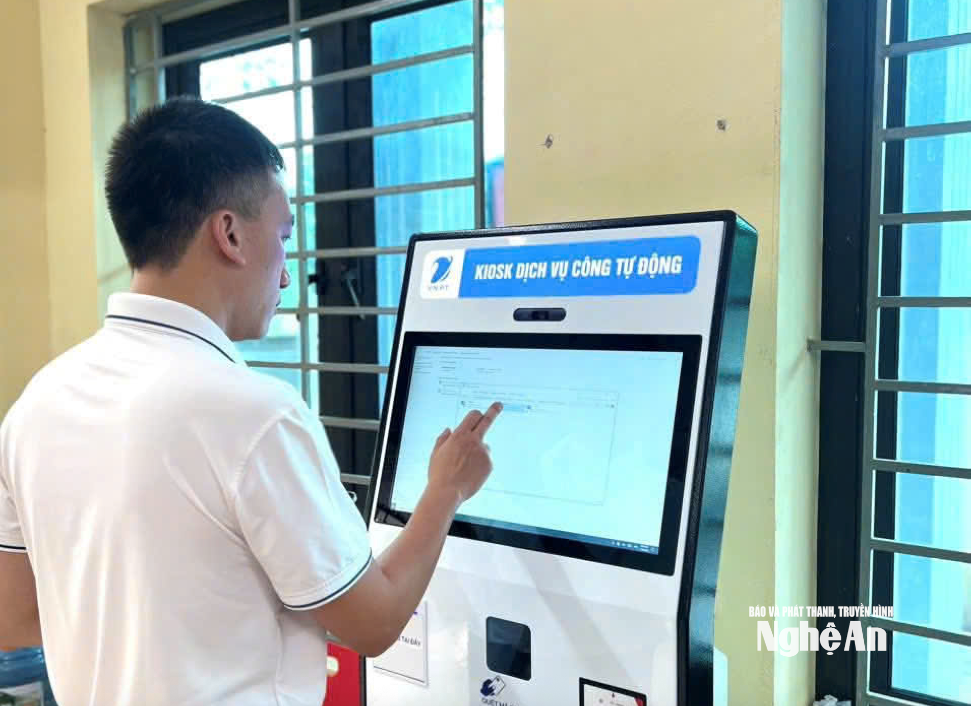 Lắp máy dịch vụ công tự đọng tại xã Anh Sơn