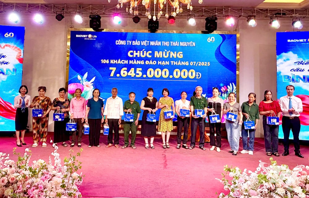 Công ty Bảo Việt Nhân thọ Thái Nguyên chi trả tiền cho khách hàng đến kỳ đáo hạn hợp đồng.