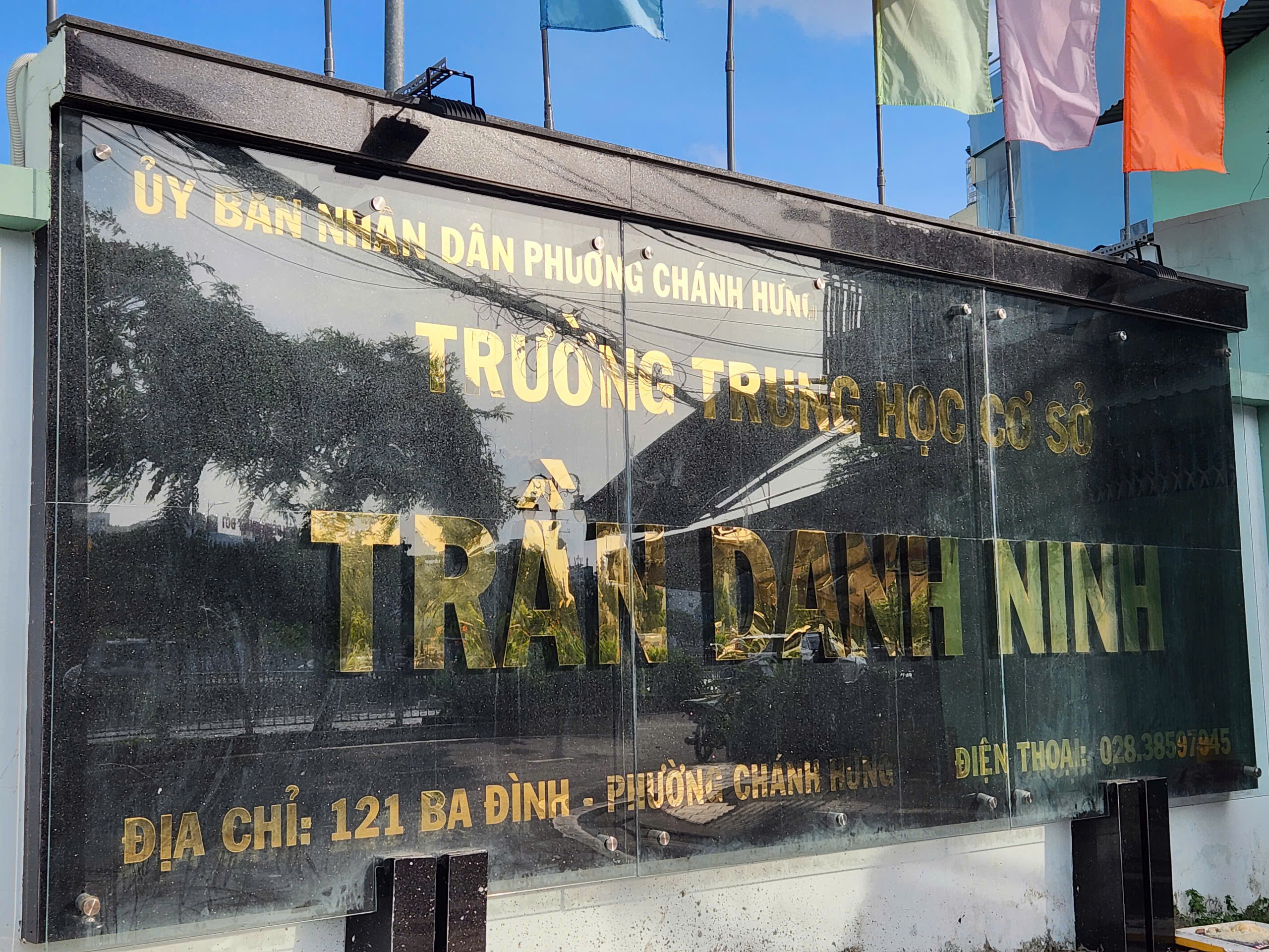 TP.HCM sau sáp nhập: Biển tên trường học 'thay áo mới', cập nhật phường, xã - Ảnh 4.