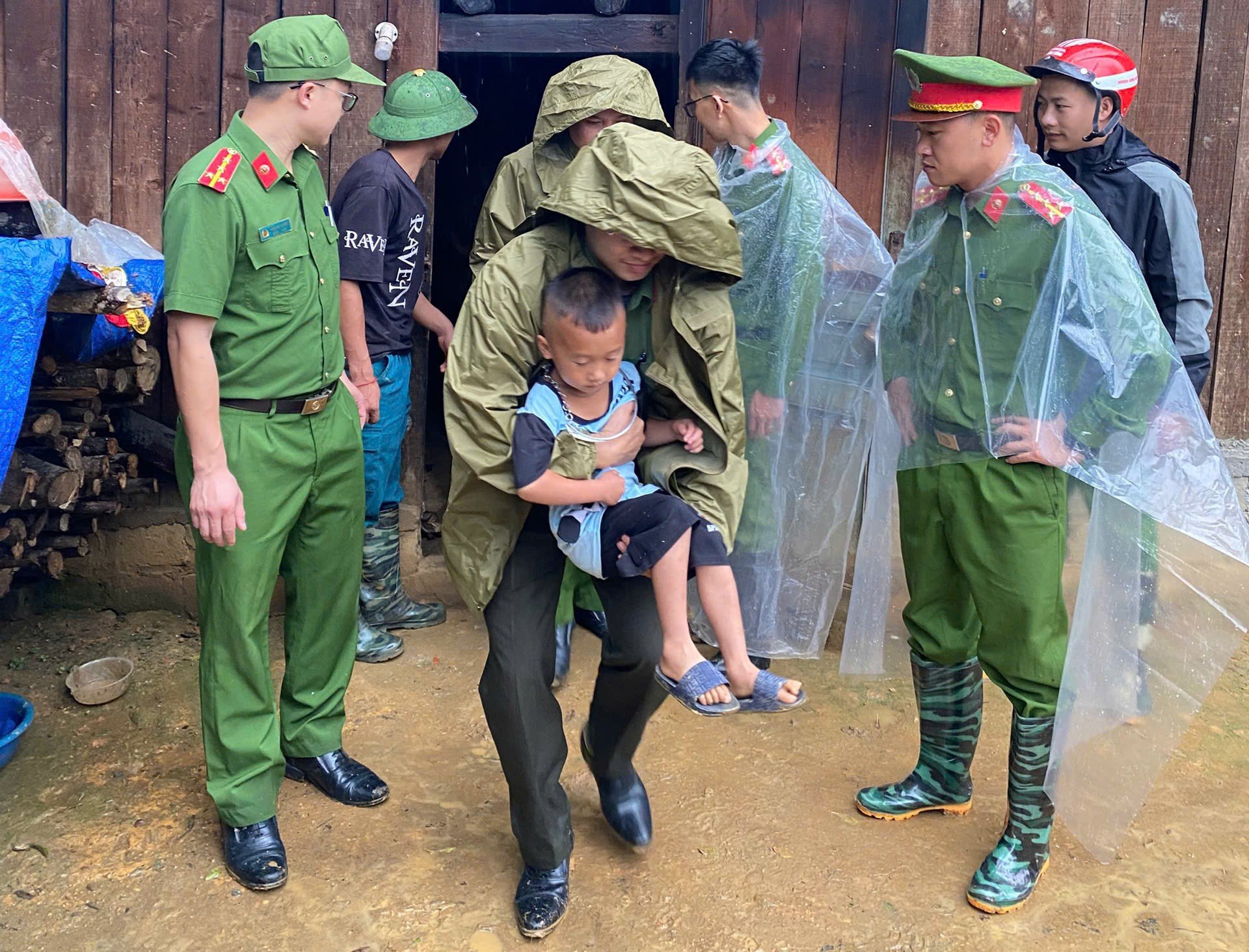 luc-luong-cong-an-phuong-thuyet-phuc-va-giup-do-gia-dinh-anh-dinh-di-doi-den-noi-an-toan-copy.jpg