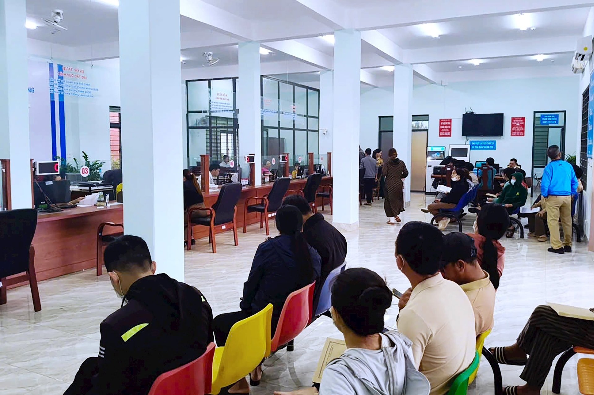 Người dân đến Trung tâm Hành chính công xã Đức An để giải quyết thủ tục