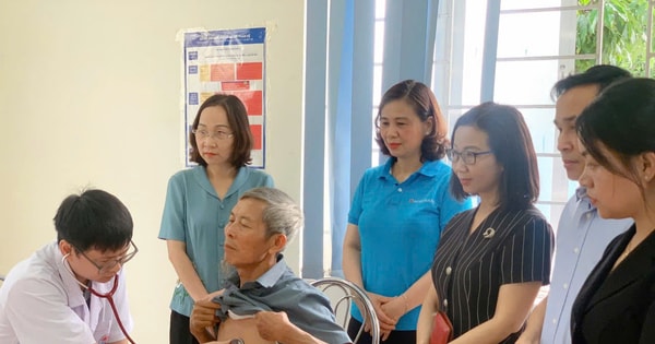 ชุมชนด่านฟองตรวจสุขภาพ ให้คำปรึกษา และมอบของขวัญแก่ผู้ที่มีส่วนในการปฏิวัติ