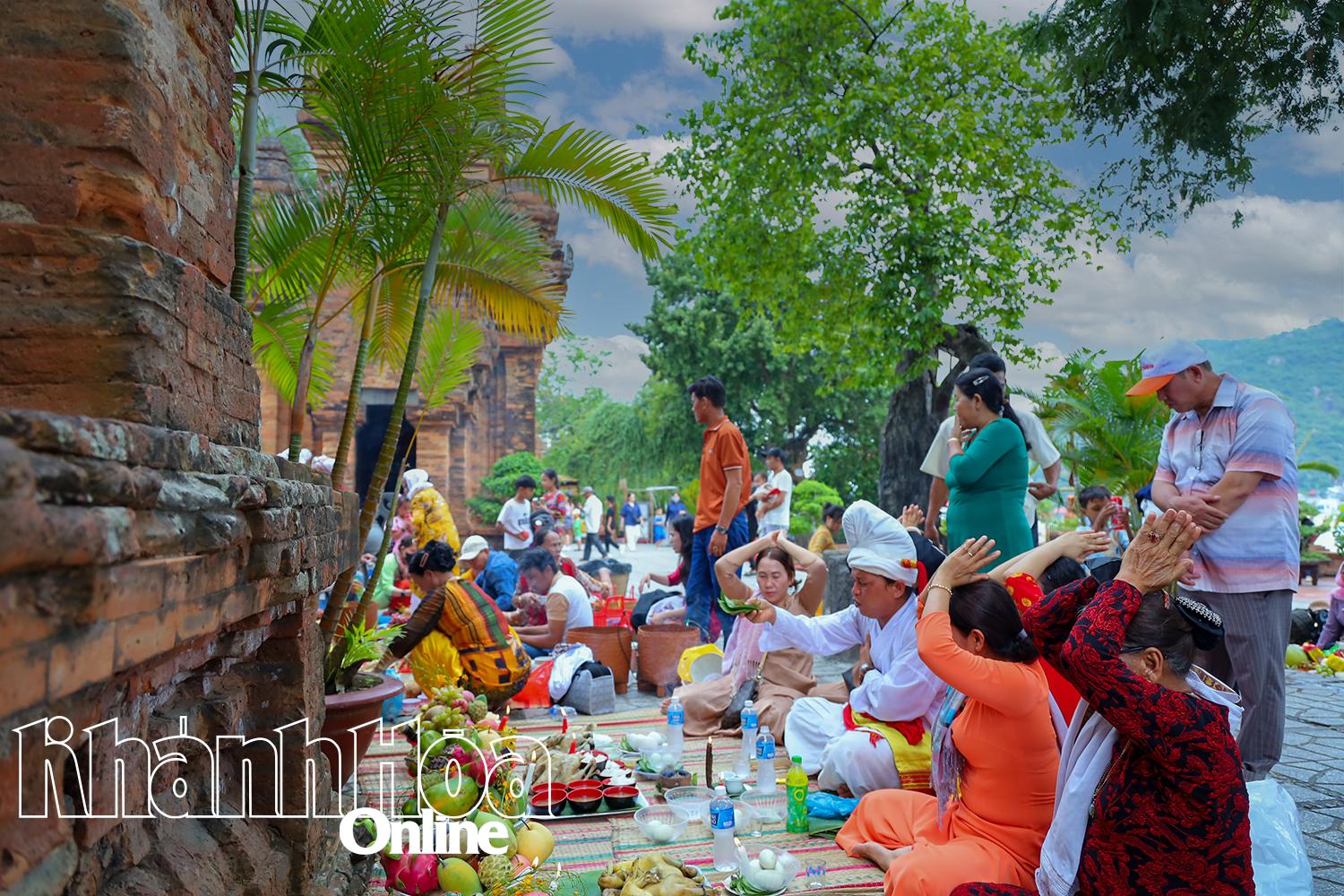 ជន​ជាតិ​ចាម​ធ្វើ​ពិធី​នៅ​ប៉ម​ប៉ូណា​រាជា​ជាតិ​ពិសេស។