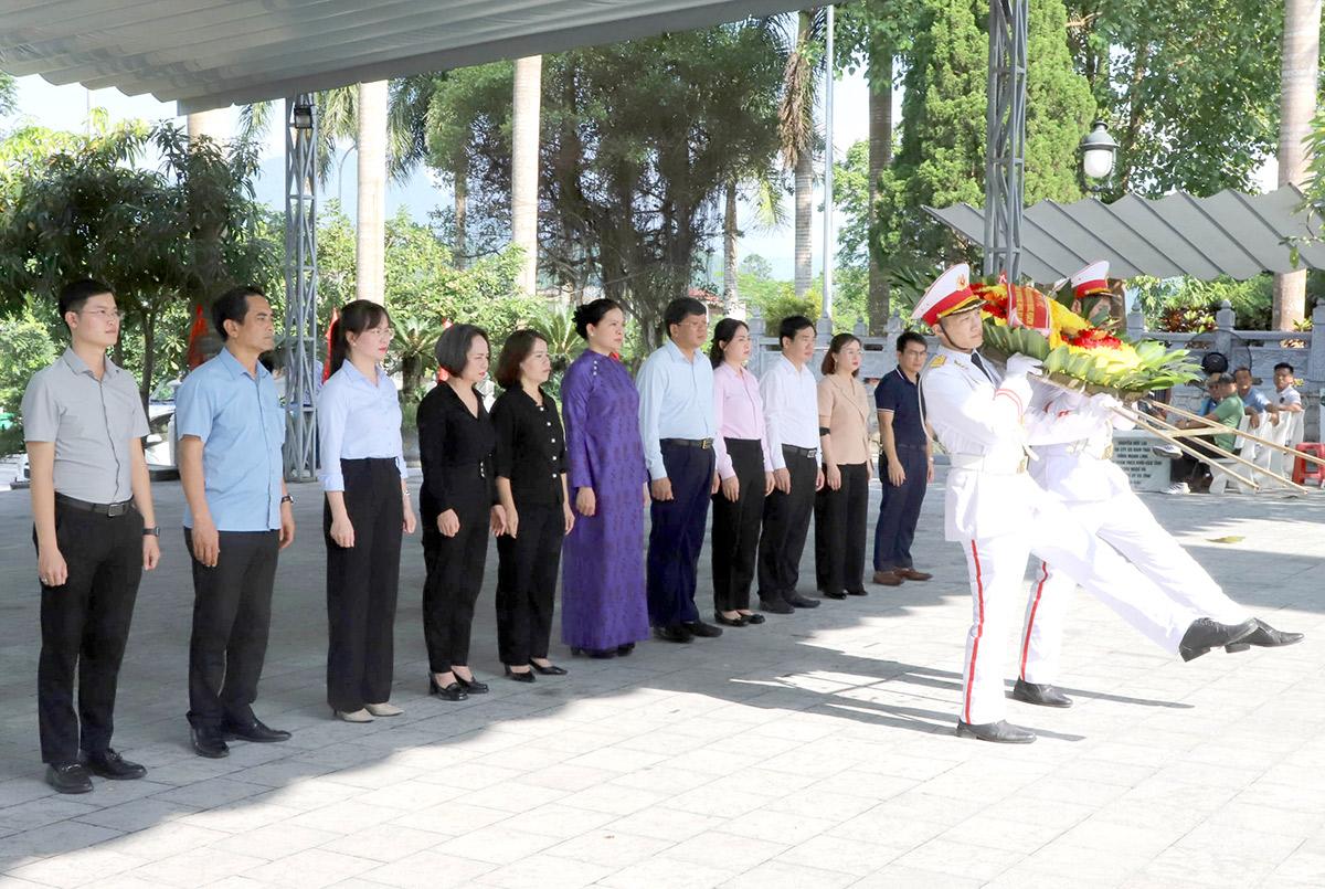 Phó Chủ tịch Ủy ban Trung ương MTTQ Việt Nam Hà Thị Nga và các đại biểu dâng hoa viếng các Anh hùng liệt sĩ tại Nghĩa trang liệt sĩ Quốc gia Vị Xuyên.
