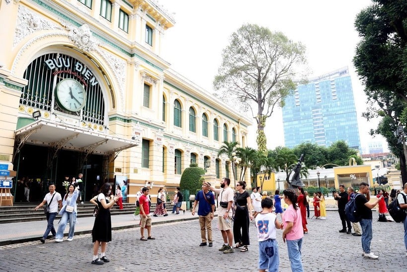 Du khách tham quan Thành phố Hồ Chí Minh. (Ảnh: Hồng Đạt/TTXVN)
