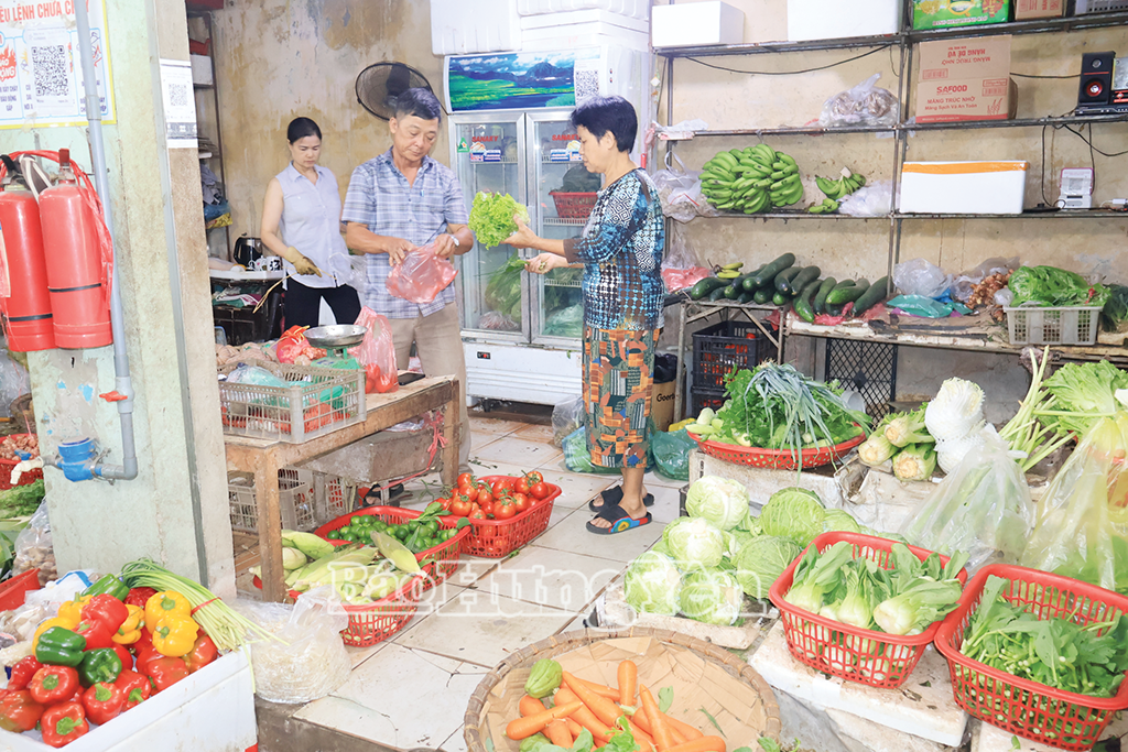 Hoạt động mua, bán hàng hóa tại chợ Đề Thám (phường Trần Hưng Đạo)