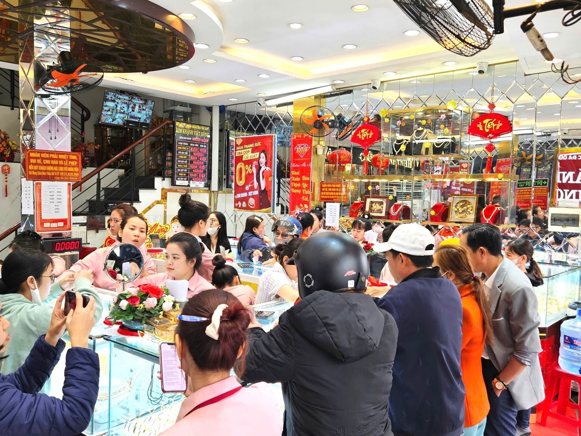 Giá vàng hôm nay 12.7: Giá vàng lấy lại mốc 121 triệu đồng
