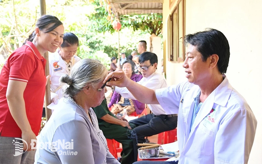 Người dân tham gia chương trình được thăm khám, phát thuốc miễn phí.