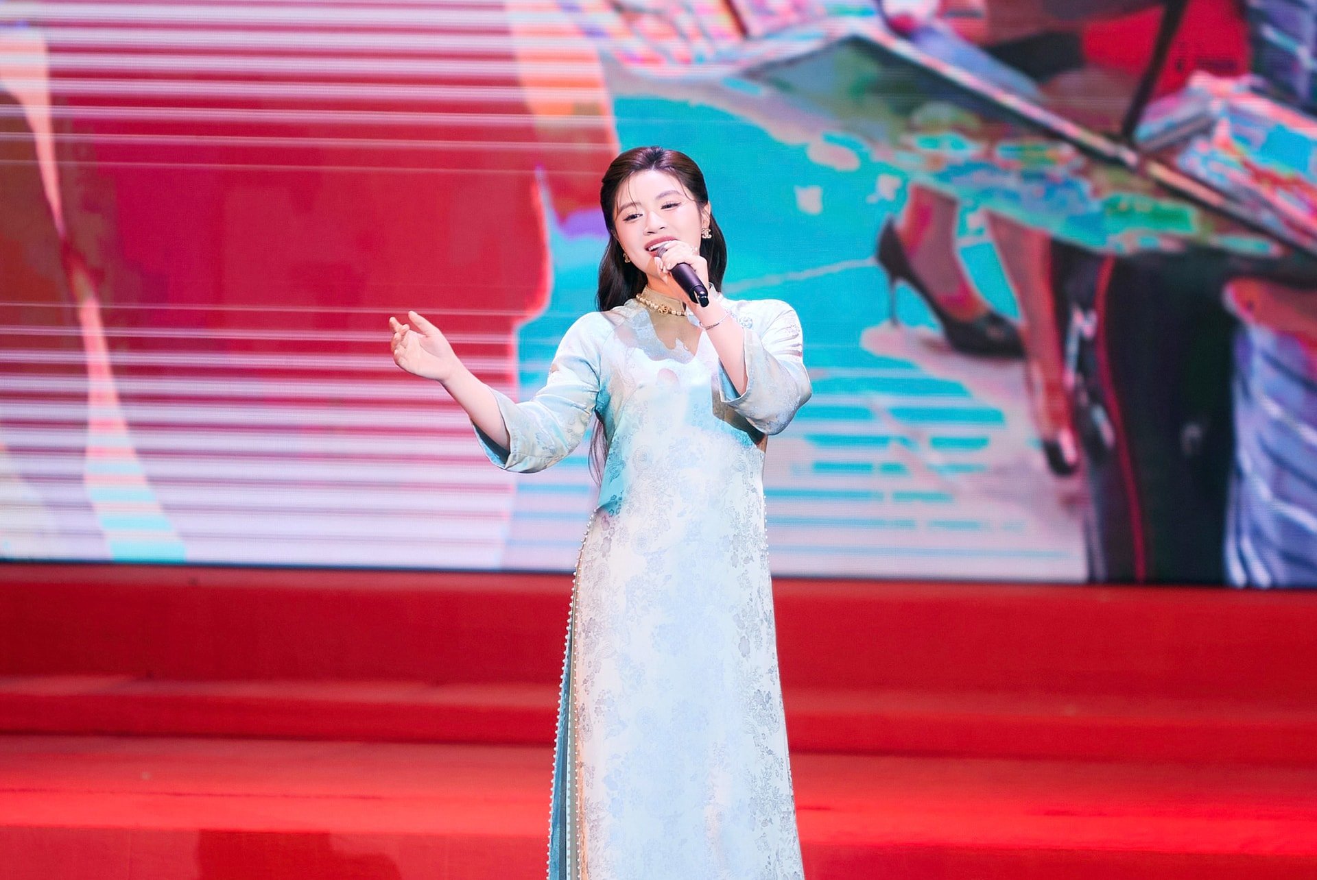 nguyen-thu-hang.jpg