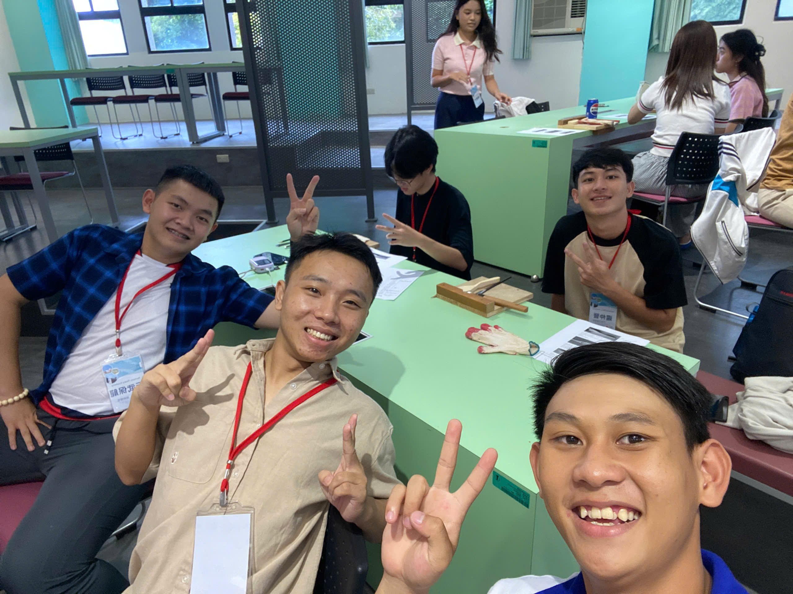 Sinh viên Việt Nam xuất ngọai trình bày nghiên cứu khoa học bằng 3 ngôn ngữ - Ảnh 4.