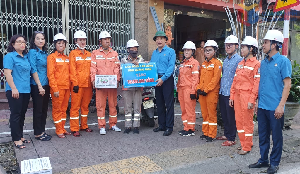 Lãnh đạo LĐLĐ tỉnh Quảng Ninh thăm và động viên công nhân điện lực Cẩm Phả trong ca làm việc.