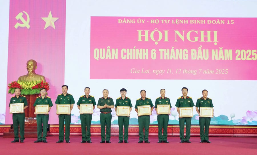 tu-lenh-binh-doan-15-tang-bang-khen-cho-cac-tap-the-ca-nhan-co-thanh-tich-xuat-sac.jpg