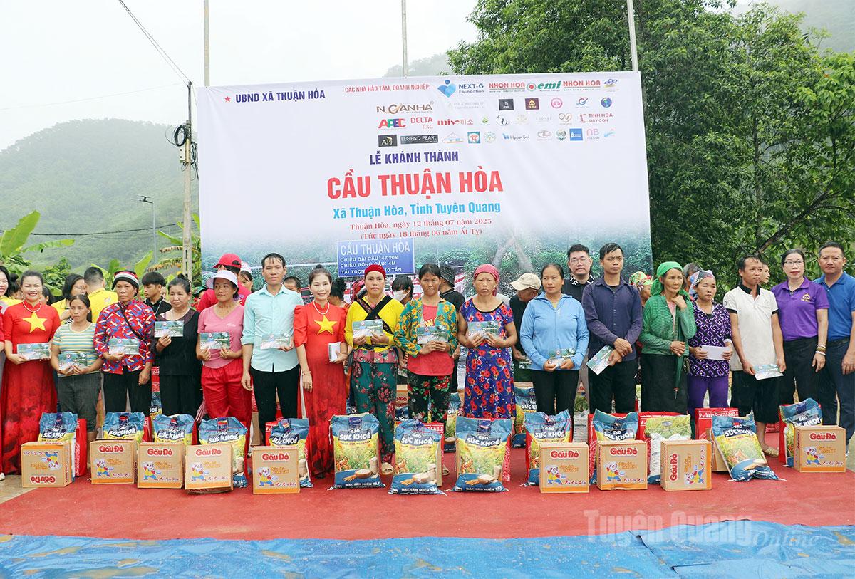 Các nhà tài trợ tặng quà cho các hộ nghèo thôn Lũng Buông và thôn Lũng Cáng.