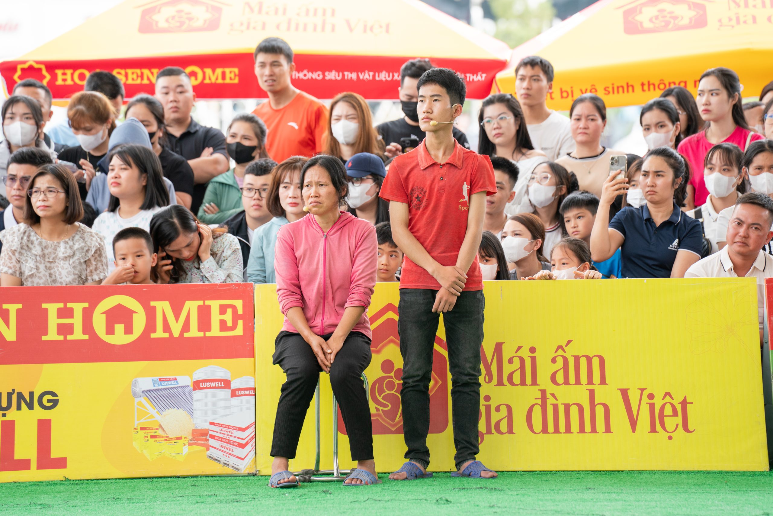 Chị Bùi Thị Mơ – người mẹ đơn thân mang bệnh, gầy gò nhưng vẫn kiên cường lao động mỗi ngày để nuôi mẹ già và con trai ăn học.