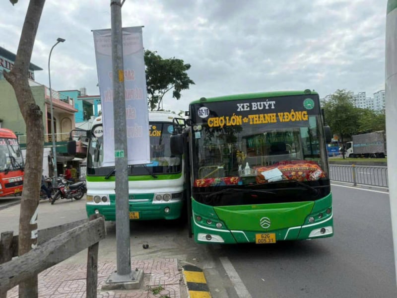Xác minh, xử lý  tài xế 2 xe buýt tranh giành khách ép nhau lao lên vỉa hè trên quốc lộ 1 -0