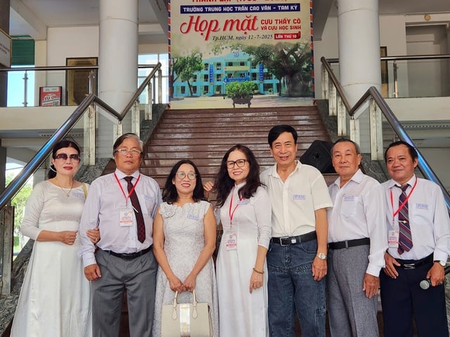 Chiếc phù hiệu đặc biệt trên áo những cụ ông cụ bà 90 tuổi - Ảnh 4.