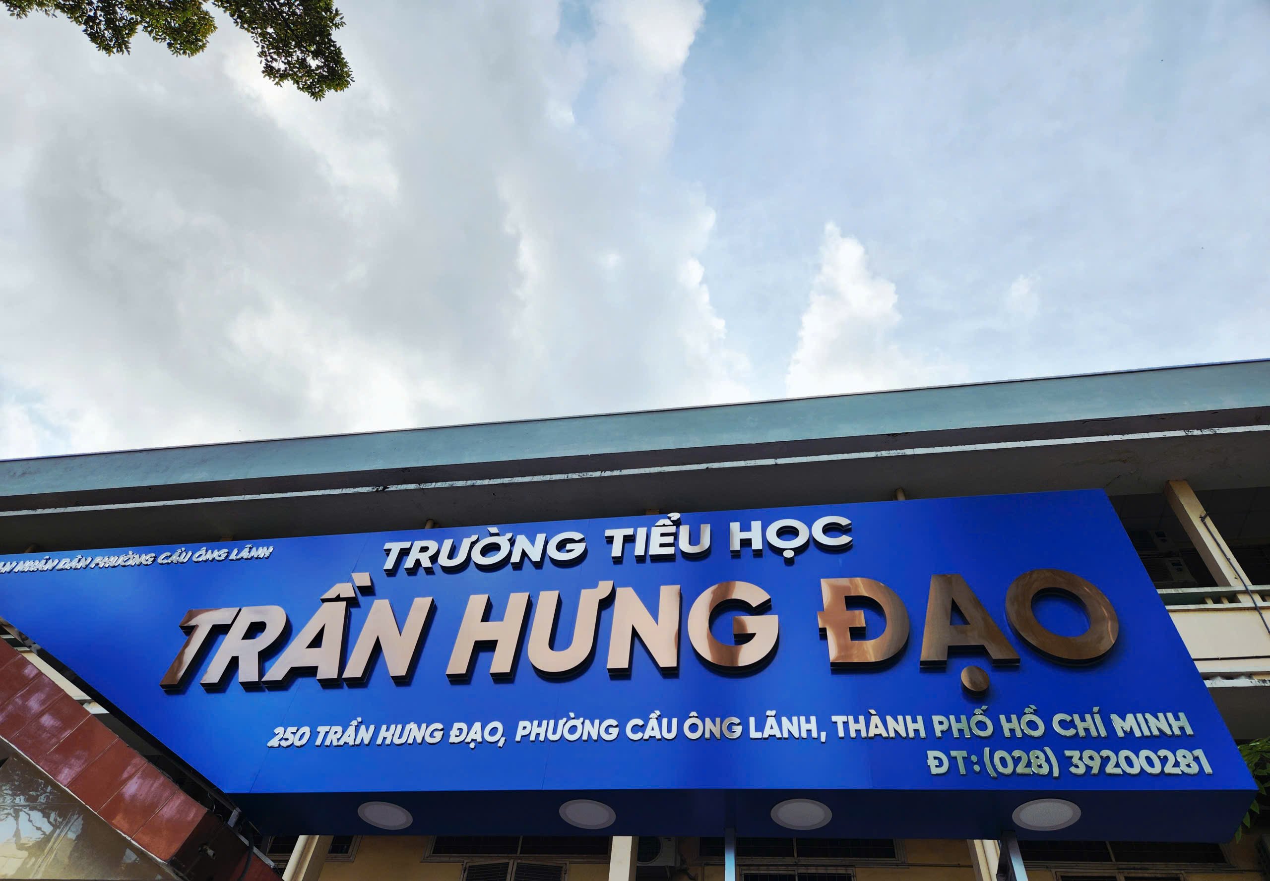 TP.HCM sau sáp nhập: Biển tên trường học 'thay áo mới', cập nhật phường, xã - Ảnh 2.